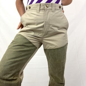 Puede incluir: Pantal&oacute;n de trabajo beige y verde con cintura alta y cierre de bot&oacute;n. El pantal&oacute;n tiene un dise&ntilde;o de parche en las rodillas y los muslos.