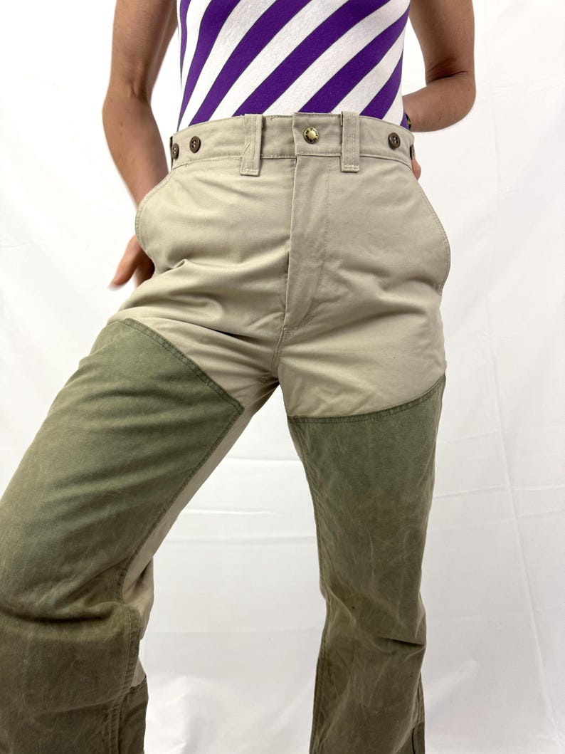 Puede incluir: Pantal&oacute;n de trabajo beige y verde con cintura alta y cierre de bot&oacute;n. El pantal&oacute;n tiene un dise&ntilde;o de parche en las rodillas y los muslos.