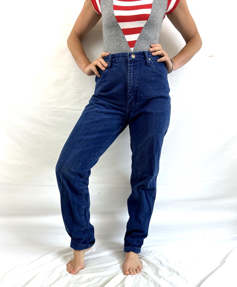 K&ouml;nnte beinhalten: Eine blaue Jeans mit hoher Taille und gerader Beinweite.
