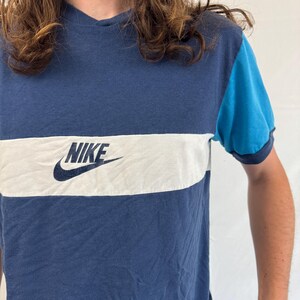 Vintage 1980-tals Nike Mesh blå t-shirt med ringmärke bild 4