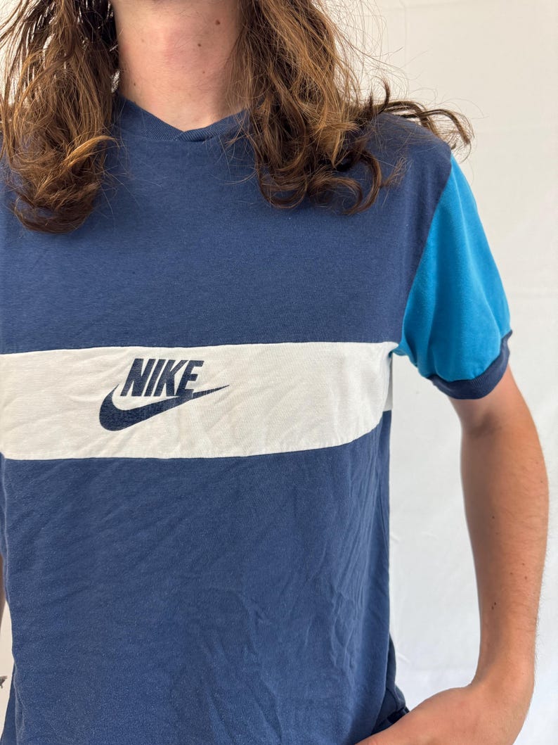 Vintage 1980-tals Nike Mesh blå t-shirt med ringmärke bild 4