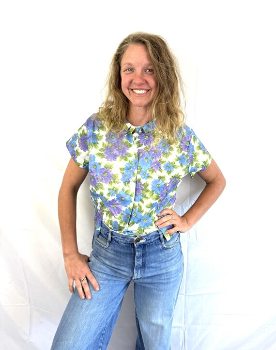 Blusa vintage de dacrón con estampado floral de los años 60 Em