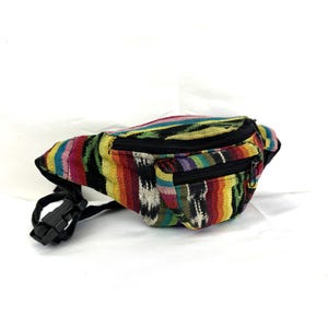 Riñonera hippie guatemalteca vintage de los años 80 y 90 con diseño de arcoíris Ikat - Fabricada en Guatemala