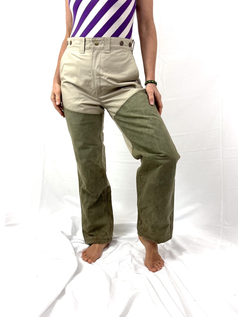 Puede incluir: Pantal&oacute;n de lona beige y verde con un dise&ntilde;o dividido. El pantal&oacute;n tiene cintura alta y pierna recta.