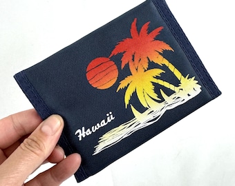 Cartera vintage de los años 80 con diseño de palmeras y puesta de sol en Hawái.