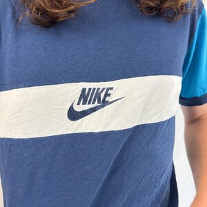Vintage 1980-tals Nike Mesh blå t-shirt med ringmärke bild 3