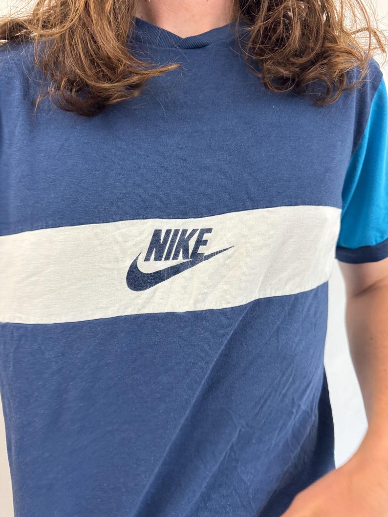 Vintage 1980-tals Nike Mesh blå t-shirt med ringmärke bild 3