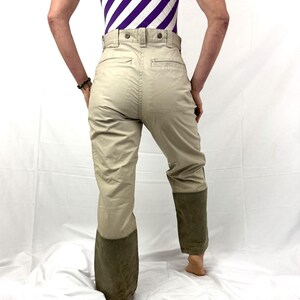 Puede incluir: Pantalones beige de cintura alta con detalles de gamuza marr&oacute;n en la parte inferior de las piernas.