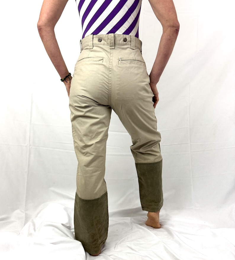 Puede incluir: Pantalones beige de cintura alta con detalles de gamuza marr&oacute;n en la parte inferior de las piernas.