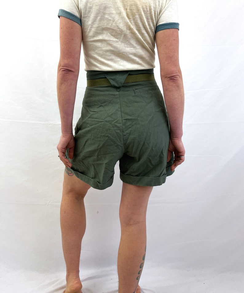 Joli short vintage en coton ramie vert olive des années 80 par C'est Jolie by Laura image 2