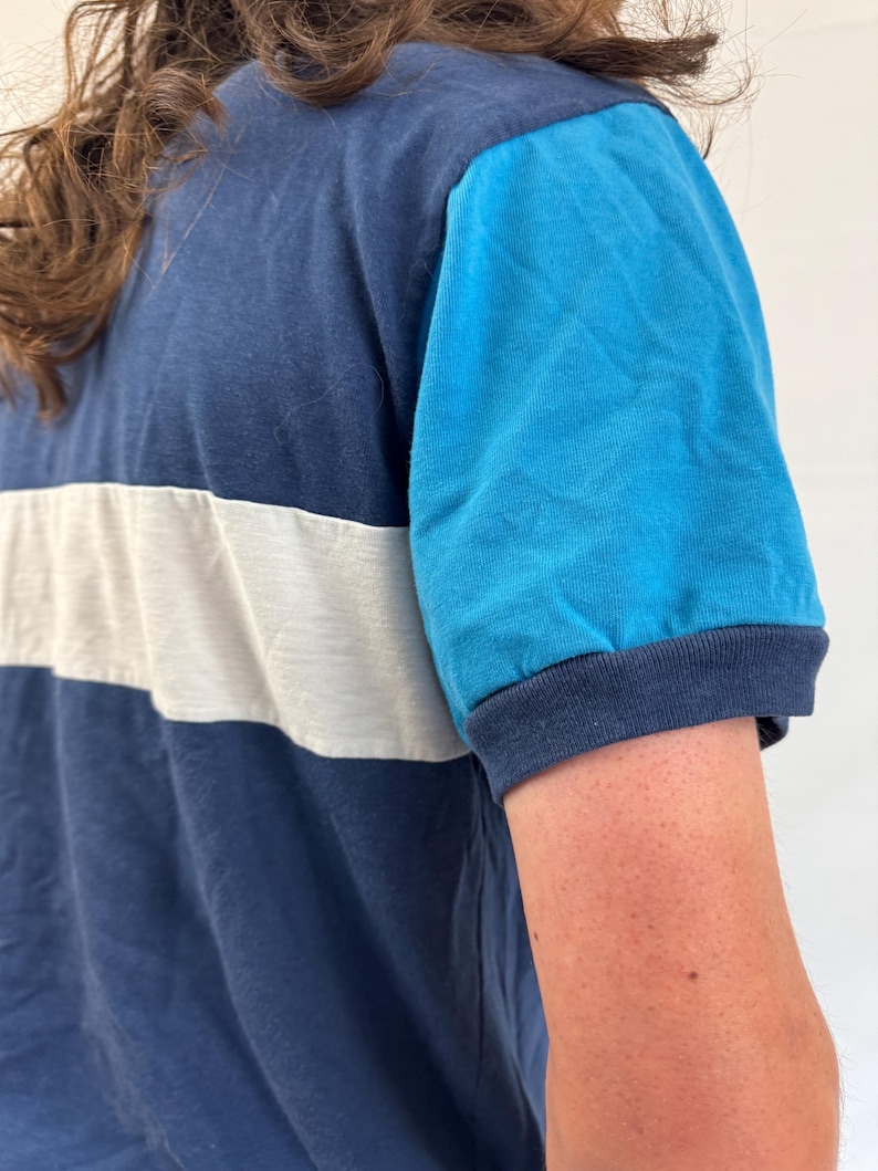 Vintage 1980-tals Nike Mesh blå t-shirt med ringmärke bild 6