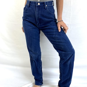 K&ouml;nnte beinhalten: Eine Jeanshose mit hohem Bund und geraden Beinen in blauer Denim-Farbe.