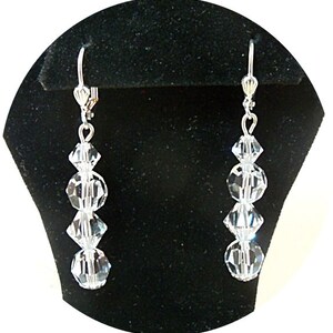 Puede incluir: Un par de pendientes de plata con cuentas de cristal transparente. Los pendientes tienen un dise&ntilde;o sencillo y son perfectos para el uso diario.
