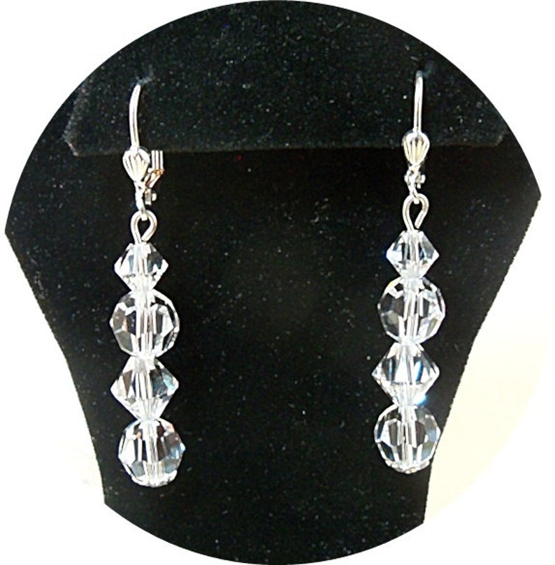 Puede incluir: Un par de pendientes de plata con cuentas de cristal transparente. Los pendientes tienen un dise&ntilde;o sencillo y son perfectos para el uso diario.