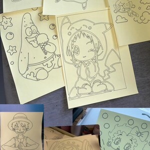 Peut inclure: Une collection de feuilles de papier jaune clair présentant des illustrations au trait noir de divers personnages animés, dont Tanjiro, Pikachu, les Super Nanas, Patrick l'étoile de mer, un personnage en sweat à capuche, Luffy, Chopper, Betty Boop et Stitch.
