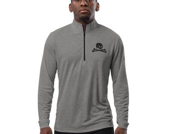 Op de afbeelding: Een grijs gemêleerd longsleeve shirt met een zwart schedel en gekruiste botten ontwerp op de linker borst.