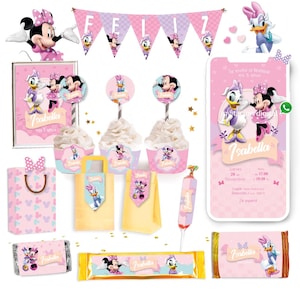 Puede incluir: Un conjunto de suministros para fiestas con Minnie Mouse y Daisy Duck. Incluye adornos para cupcakes, bolsas de regalo, envoltorios de caramelos, una pancarta que dice "FELIZ" y una invitación digital. La combinación de colores es rosa, morado y amarillo.