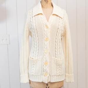 Vintage Creme Zopfmuster Fischerpullover, Grandpa Cottagecore Acryl Strickjacke, Knopfleiste, Taschen, Medium
