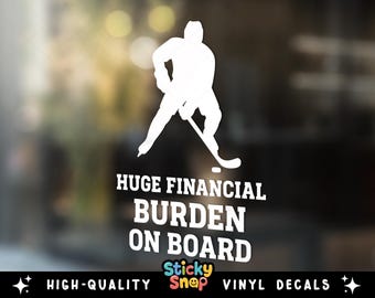Adesivo divertente per auto raffigurante un giocatore di hockey, adesivo con un enorme peso finanziario a bordo, adesivo in vinile umoristico per genitori di giocatori di hockey, per SUV, camion o laptop.