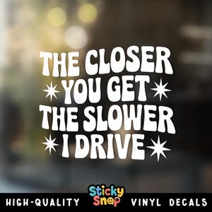 Adesivo "Più ti avvicini, più lentamente guido", divertente adesivo in vinile per chi guida da vicino, adesivo per finestrino dell'auto, adesivo per paraurti, regalo per chi guida lentamente