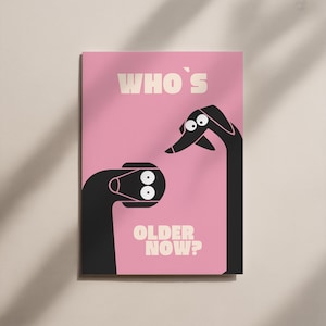 Könnte beinhalten: Rosa Poster mit dem Text "WHO'S OLDER NOW?" in Weiß. Das Poster zeigt zwei schwarze, stilisierte hundeartige Figuren mit weißen Augen. Eine Figur schaut die andere an.