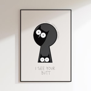 Könnte beinhalten: Ein gerahmter Kunstdruck mit einer humorvollen Illustration einer schwarzen Katze, die durch ein Schlüsselloch schaut. Der Text darüber lautet "SHHH... SOMEONE'S WATCHING!" und darunter "I SEE YOUR BUTT."