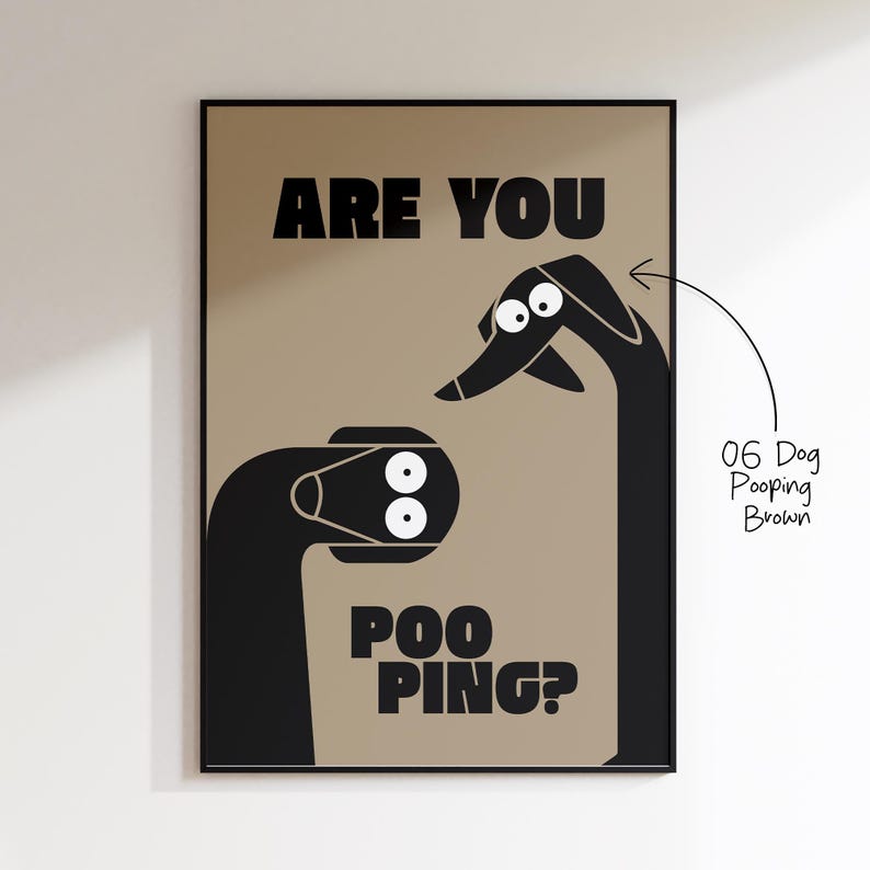 Hochformatiges, grafisches Bad-Poster in Taupe. Links und rechts strecken zwei stilisierte, schwarze Hunde ihre Hälse ins Bild; die weißen Kulleraugen sorgen für Comedy. In der Mitte bricht der typografische Gag „ARE YOU / POO / PING?“