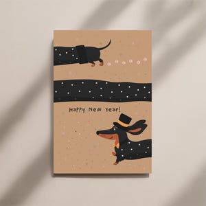Illustration einer süßen Dackel-Neujahrskarte. Ein fröhlicher Dackel mit Zylinder und gepunktetem Schal läuft über einen beigefarbenen Hintergrund mit Konfetti. Oben steht ‚Happy New Year!‘ – eine humorvolle Hunde-Postkarte zum Jahreswechsel.