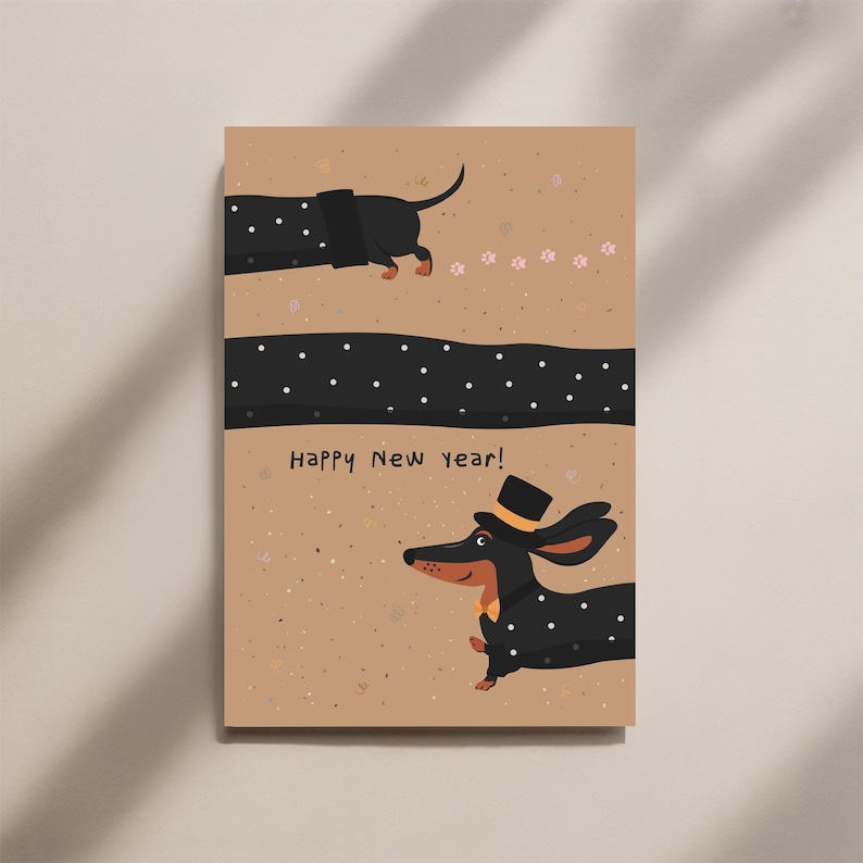 Illustration einer süßen Dackel-Neujahrskarte. Ein fröhlicher Dackel mit Zylinder und gepunktetem Schal läuft über einen beigefarbenen Hintergrund mit Konfetti. Oben steht ‚Happy New Year!‘ – eine humorvolle Hunde-Postkarte zum Jahreswechsel.