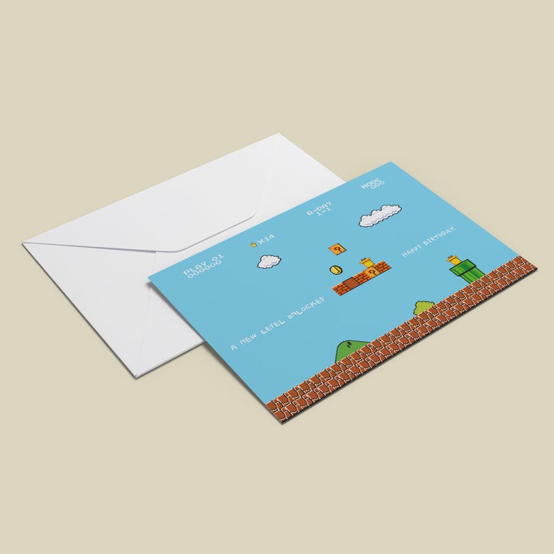 Puede incluir: Una tarjeta de cumplea&ntilde;os con un tema de videojuego retro. La tarjeta presenta un fondo azul con gr&aacute;ficos pixelados de un nivel, que incluyen plataformas de ladrillos, nubes y una tuber&iacute;a verde. El texto incluye "Feliz Cumplea&ntilde;os" y "A New Level Unlocked."