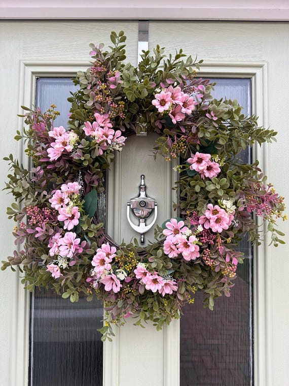 Ganzjährig rosa begrünter Haustürkranz