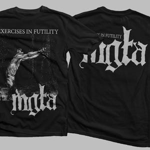 Pode incluir: Camiseta preta com uma estampa gráfica branca de uma pessoa que alcança um céu escuro. O texto "Exercises in Futility" e o nome da banda "MØL" estão impressos na frente da camiseta. O nome da banda "MØL" está impresso nas costas da camiseta.