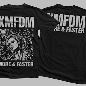 Può includere: T-shirt nera con il nome della band "KMFDM" a blocchi bianchi. La parte anteriore presenta un'illustrazione in bianco e nero di una donna e la scritta "MORE & FASTER". Il retro della maglietta riporta il nome della band e "RE & FASTER".