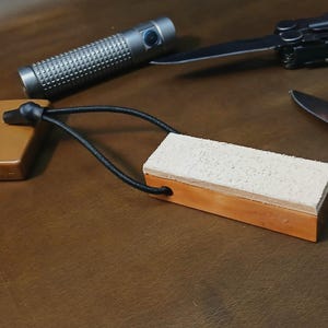 Pequeña correa de cuero para afilar de viaje