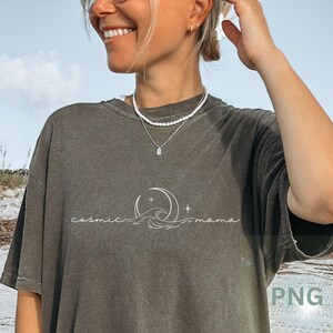 Minimalistische kosmische Mama PNG-Datei, Muttertags-T-Shirt-Design, himmlische Ozean-Mond und Sterne Einkaufstaschenidee, Becher-Design, POD, Sublimations png