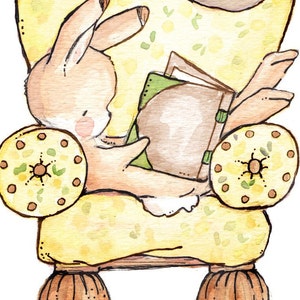 Puede incluir: Un conejo marrón está sentado en un sillón amarillo con un libro verde y marrón. El sillón tiene un patrón floral y patas marrones.