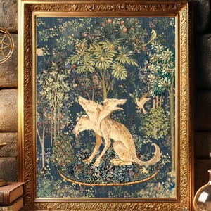 Puede incluir: Una obra de arte mural enmarcada que presenta una criatura canina de tres cabezas centrada en un denso paisaje forestal azul oscuro con varios árboles y flores, encerrada en un marco dorado ornamentado con tallas intrincadas.
