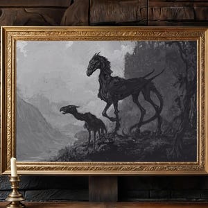 Puede incluir: Una lámina de arte enmarcada que presenta una ilustración monocromática de dos criaturas aladas esqueléticas de pie sobre un acantilado rocoso con vistas a un valle. La obra está dentro de un marco rectangular dorado ornamentado.
