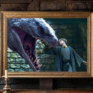 Puede incluir: Una imagen enmarcada de un joven en una túnica oscura frente a una gran criatura azul grisácea amenazante con una boca abierta. La criatura parece ser una serpiente o serpiente con dientes afilados. La imagen está sobre un fondo de ladrillo oscuro.