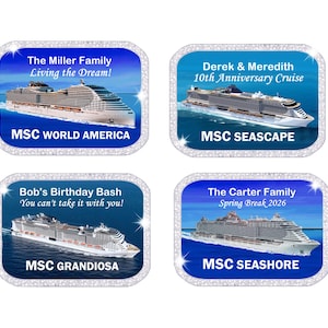 Może przedstawiać: Cztery projekty o tematyce rejsów z tekstem. Projekty przedstawiają MSC World America, MSC Seascape, MSC Grandiosa i MSC Seashore. Każdy projekt ma niebieskie tło z tekstem, takim jak "The Miller Family Living the Dream!" i "Derek & Meredith 10th Anniversary Cruise."