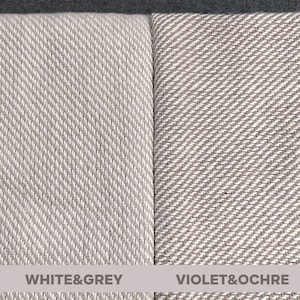 K&ouml;nnte beinhalten: Nahaufnahme von zwei Stoffmustern. Das linke Muster ist wei&szlig; und grau, mit einem diagonalen Webmuster. Das rechte Muster ist violett und ocker, ebenfalls mit einem diagonalen Webmuster. Der Text unten lautet "WHITE&GREY" und "VIOLET&OCHRE".