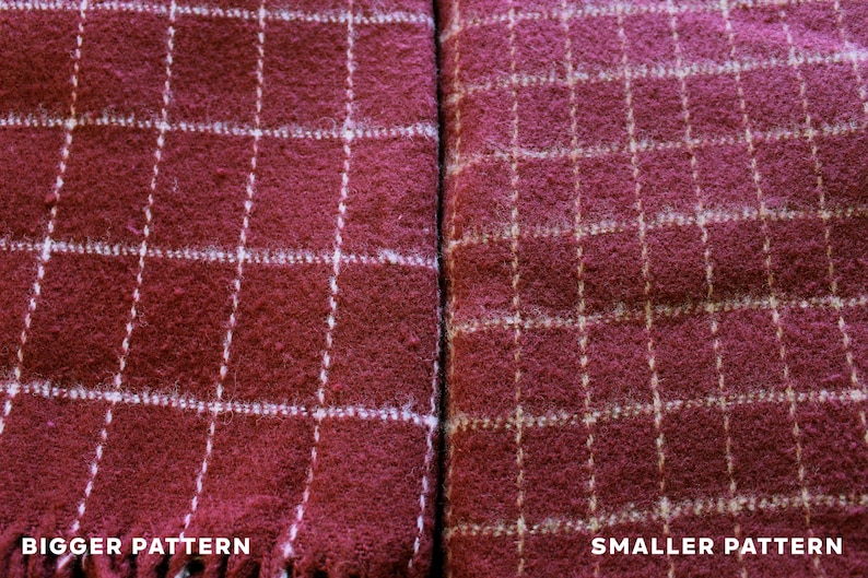 Pu&ograve; includere: Due immagini ravvicinate di tessuto con sfondo bordeaux e un motivo a griglia bianca. L'immagine a sinistra ha un motivo pi&ugrave; grande rispetto all'immagine a destra. Il testo "BIGGER PATTERN" &egrave; sotto l'immagine a sinistra e il testo "SMALLER PATTERN" &egrave; sotto l'immagine a destra.