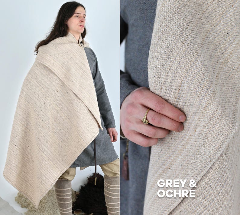 K&ouml;nnte beinhalten: Ein hellbeige gewebter Umhang, der &uuml;ber einer Person drapiert ist, kombiniert mit einer grauen Tunika und beigefarbenen Leggings. Der Umhang ist mit einer Metallschnalle befestigt. Das Bild zeigt auch den Text "GREY & OCHRE".