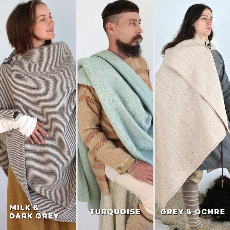 K&ouml;nnte beinhalten: Drei Personen, die gewebte Schals in verschiedenen Farben tragen. Die Schals sind in Milch- und Dunkelgrau, T&uuml;rkis sowie Grau und Ocker gehalten. Der Text auf dem Bild lautet "Milk & Dark Grey", "Turquoise" und "Grey & Ochre".