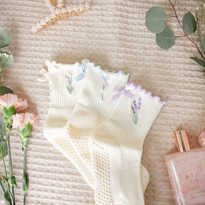 El calcetín antideslizante para yoga y pilates con diseño floral de lavanda más suave