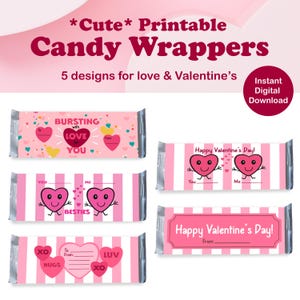 Może przedstawiać: Pięć drukowanych opakowań na czekoladowe batony na Walentynki z różowymi i białymi paskami, sercami i tekstem. Opakowania zawierają takie zwroty jak "Pękające od miłości do Ciebie", "Szczęśliwego Walentynki" i "Najlepsi przyjaciele".