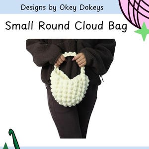 Può includere: Una piccola borsa rotonda all'uncinetto color crema con un motivo testurizzato a punto nocciolina e un manico abbinato. L'immagine include il testo Okey Dokeys, Designs by Okey Dokeys e Small Round Cloud Bag, oltre a un avviso di copyright.