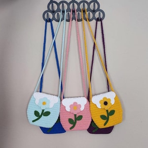 Sac pour enfant avec fleurs au crochet - Petit sac à main fait main pour fille - Sac à bandoulière en fil coloré - Mini sac fourre-tout mignon pour tout-petit - Cadeau pour les enfants