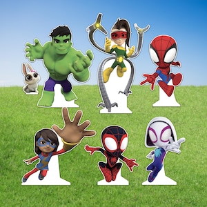 Può includere: Una collezione di decorazioni da giardino a tema supereroi colorati con personaggi come Hulk, Spider-Man e Ms. Marvel. I ritagli sono posizionati su un prato verde con uno sfondo di cielo blu, perfetti per l'arredamento esterno.