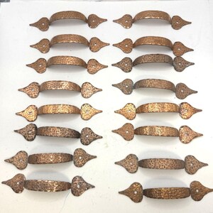 Lote de 16 tiradores antiguos de cobre martillado para cajones de armarios, estilo colonial vintage.